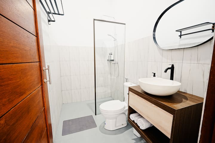 Full bathroom 1 image 1